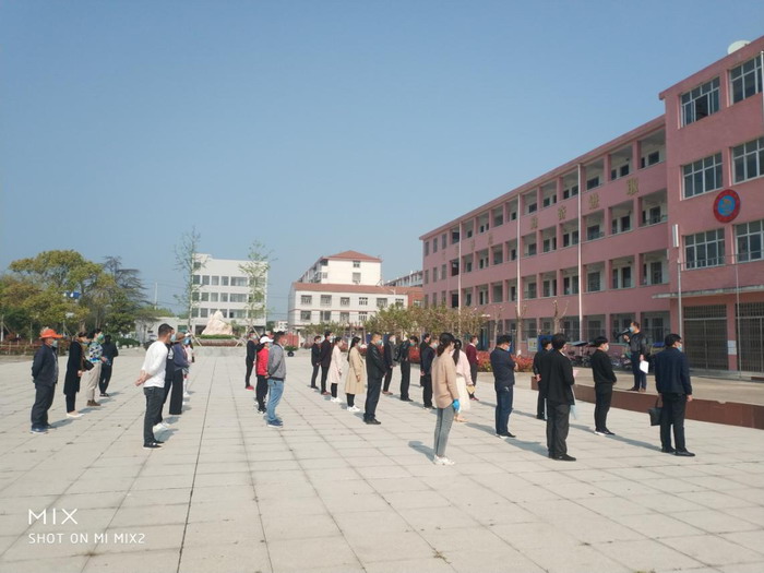 4月9日上午,在汉川市二河中学门房测温区内,由田二河镇卫生防疫站与