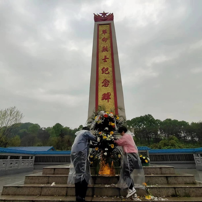 3月30日,汉川市南河乡组织乡机关干部,前往南河乡革命烈士纪念碑开展