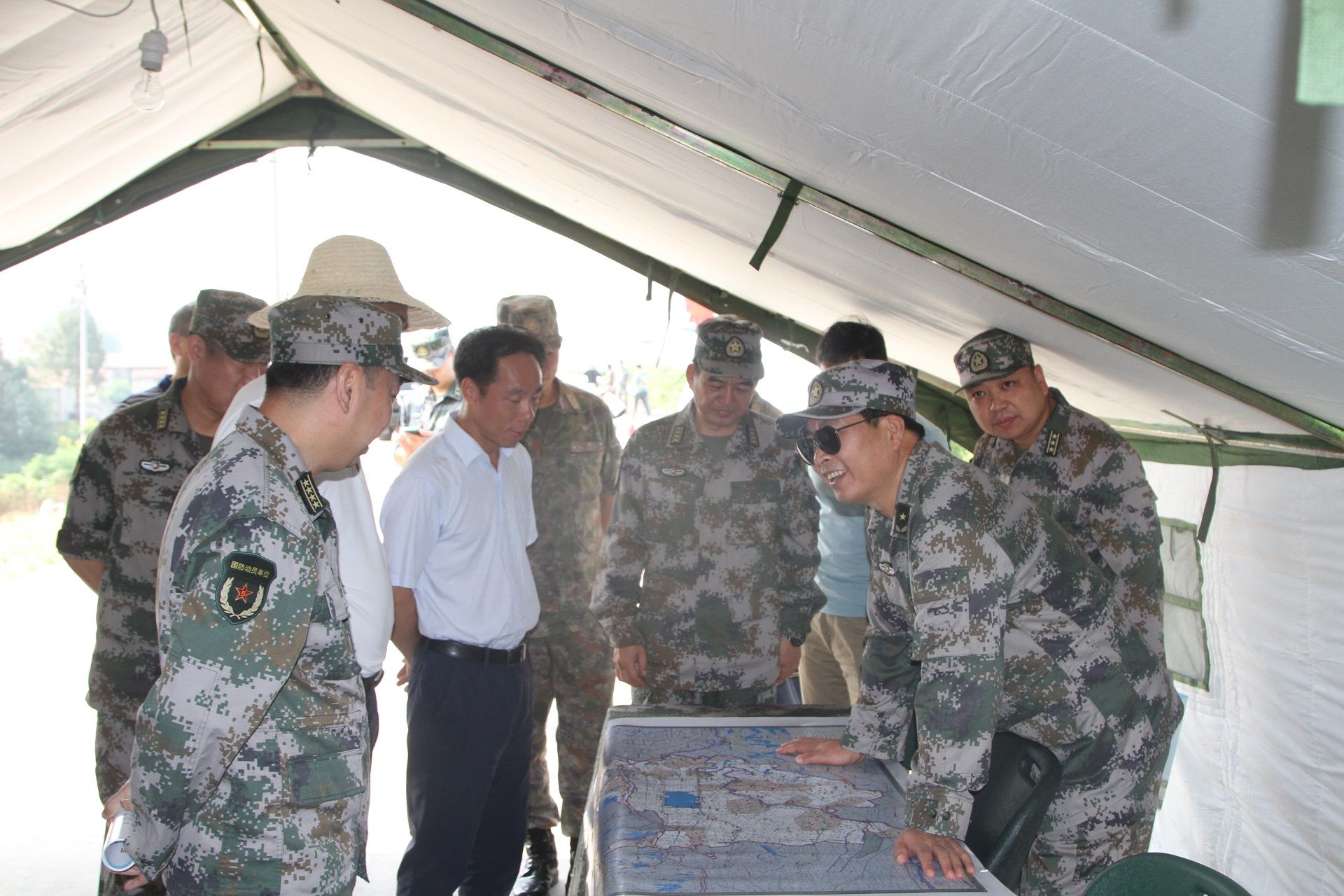 省军区司令员周月星勘察汉川市防汛工作