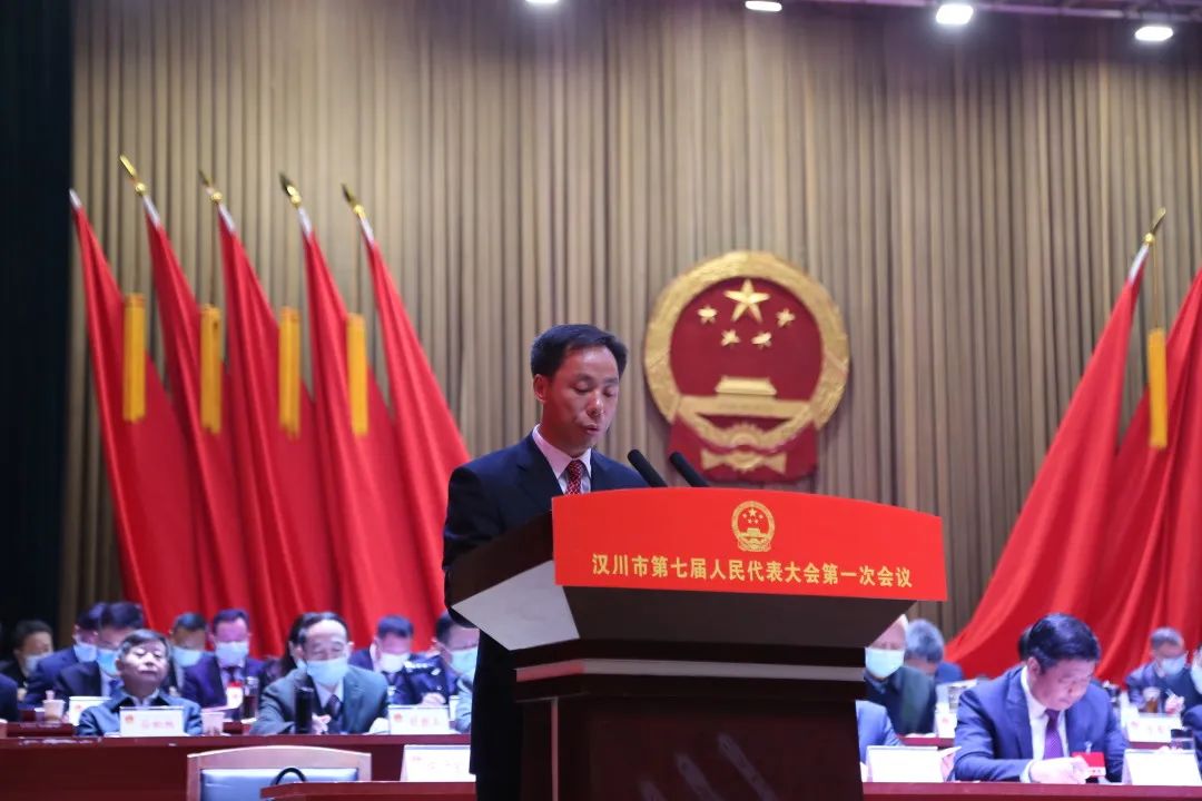 在热烈的掌声中,代理市长戴少平代表市人民政府向大会作政府工作报告.