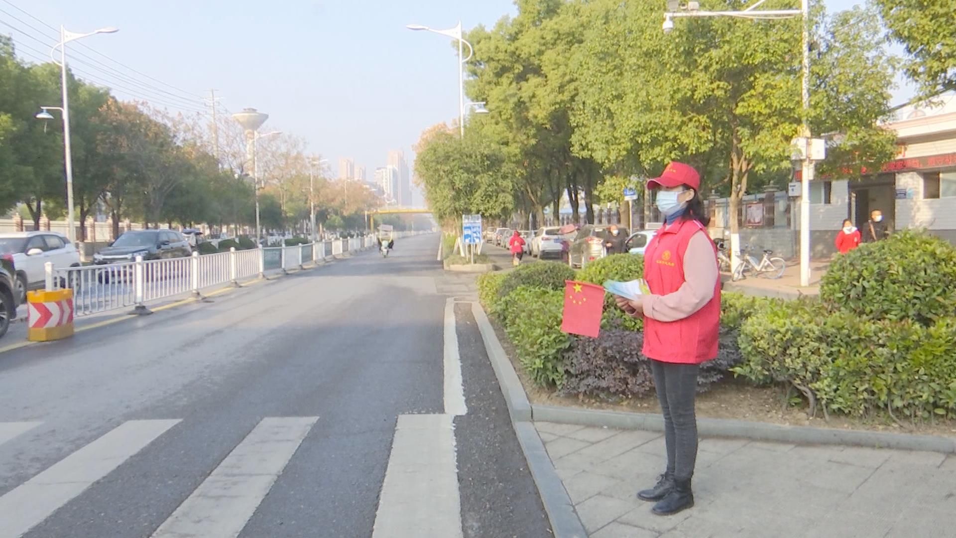 五城同创进行时志愿者上岗文明交通劝导助力五城同创