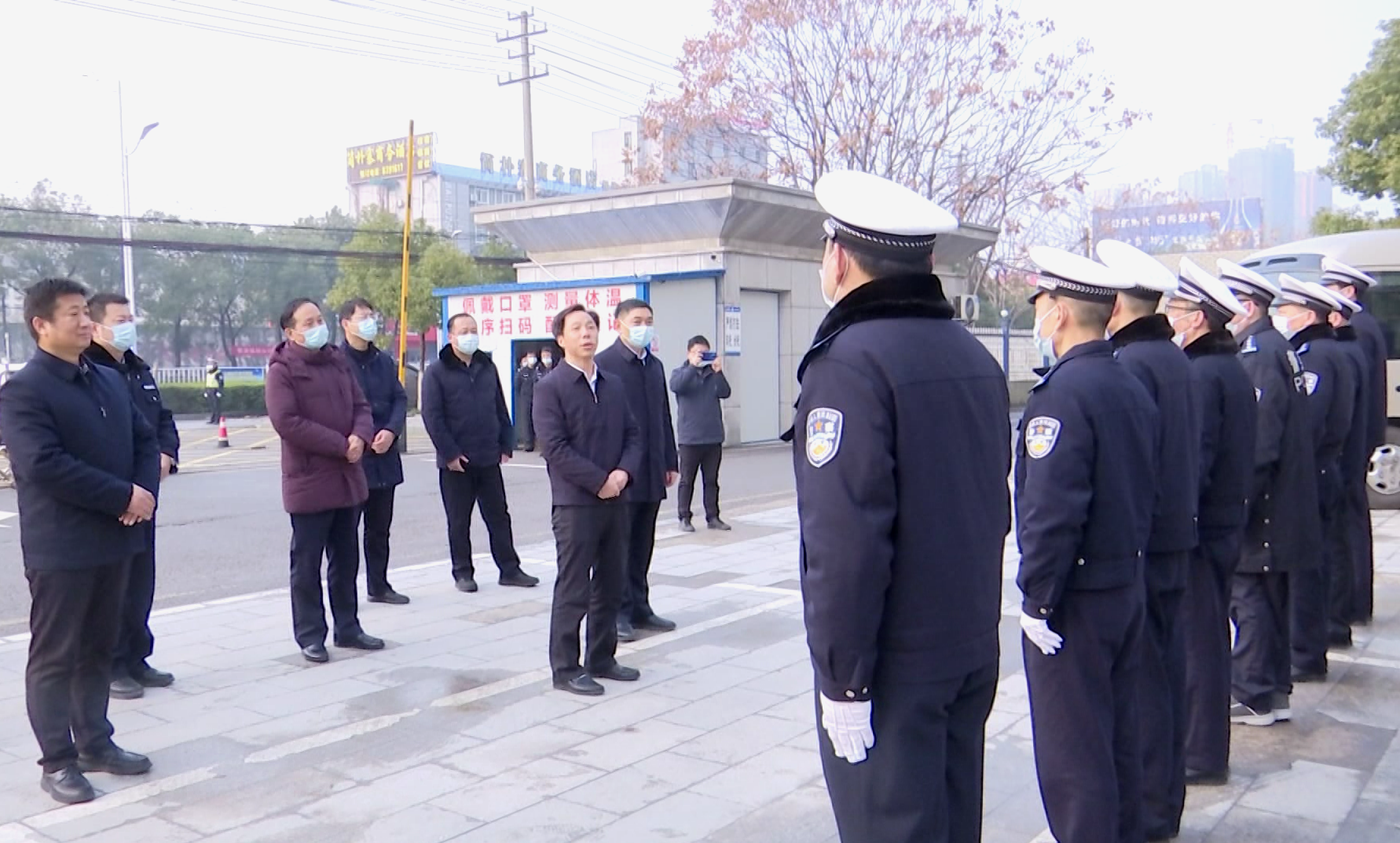 "川城铁骑办公区,110指挥中心,戴少平向一线执勤民辅警致以新春的祝福