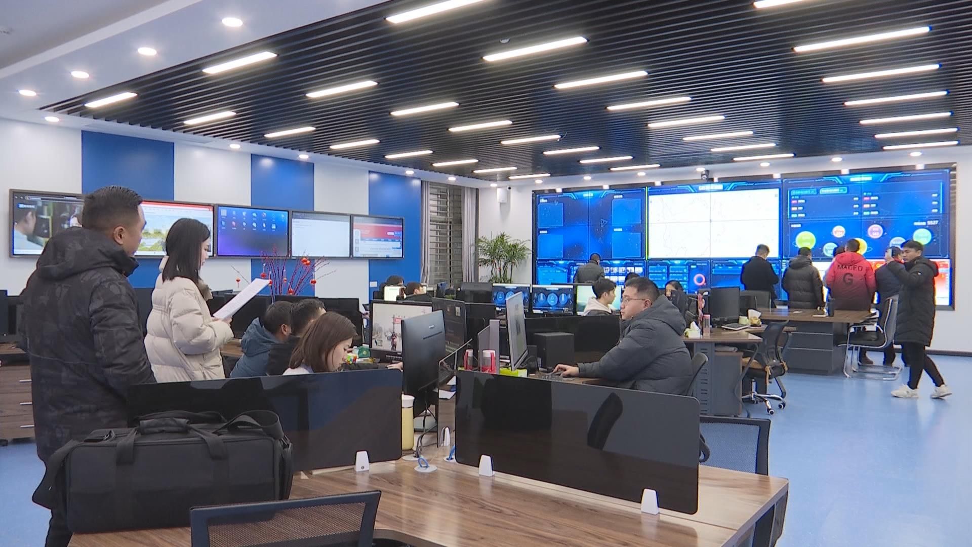 会后,自媒体代表参观了市融媒体中心指挥调度大厅.