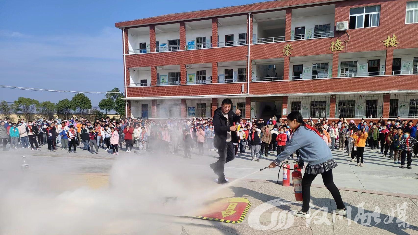 回龙镇回龙小学图片