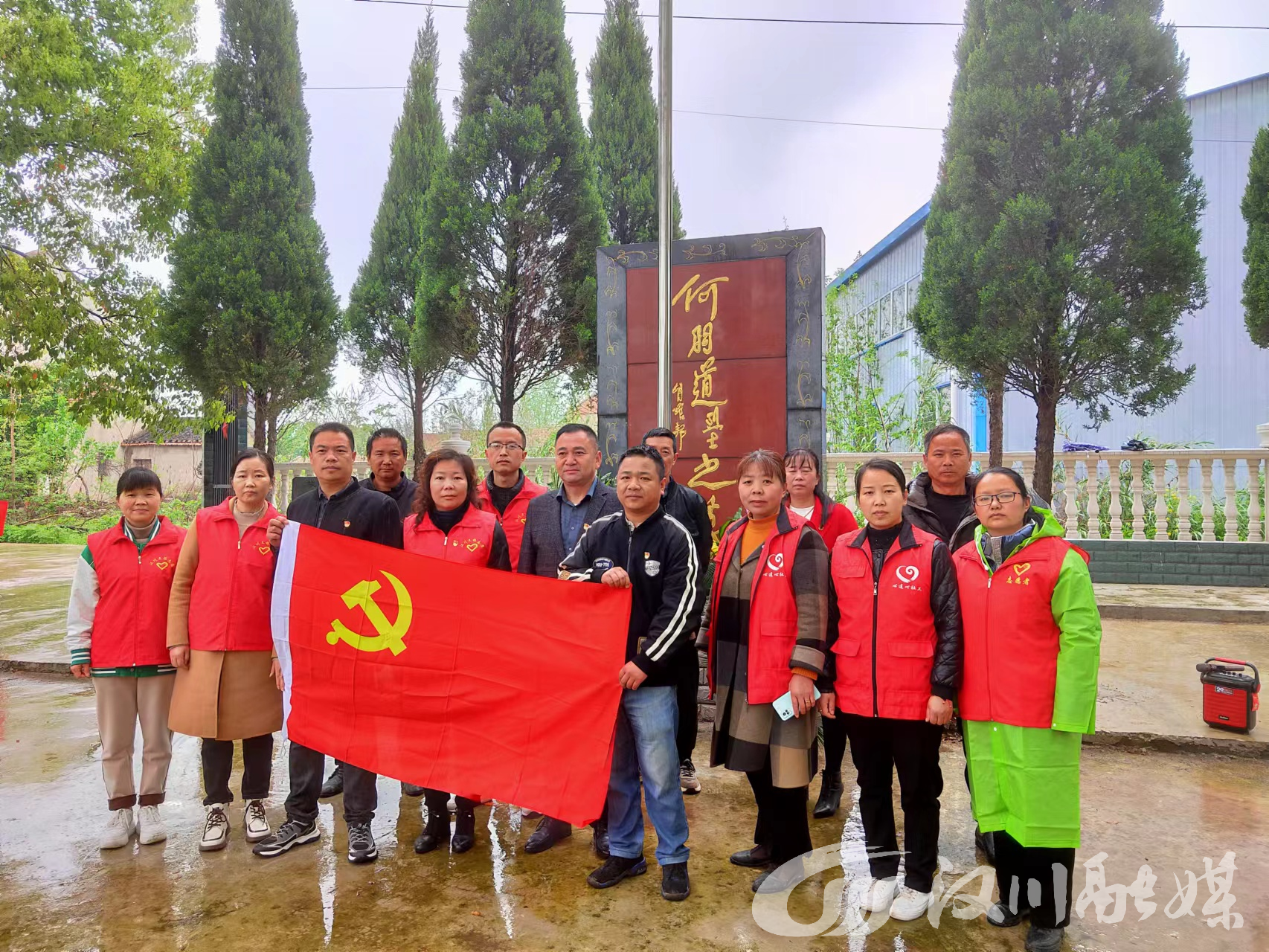 活动现场,大家全体肃立,向革命烈士默哀后,南河乡人民政府及汉川市