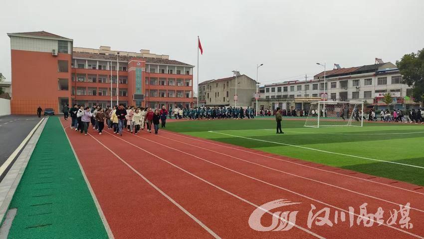 城隍镇中学冬季阳光体育长跑正式启动