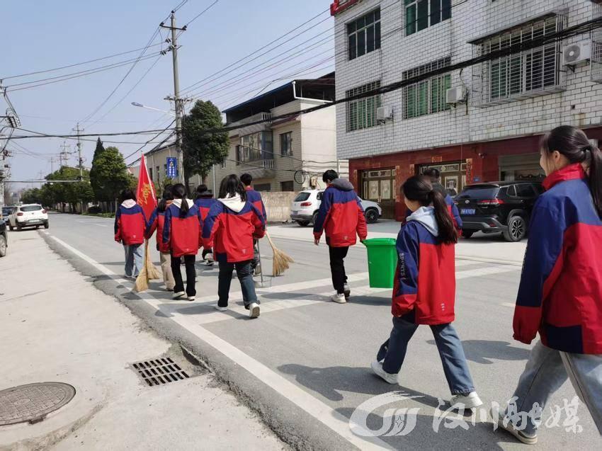 城隍中学以多种形式有序开展学雷锋活动