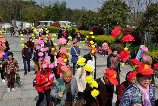 云上赤壁消息(特约记者 吴孝清)4月1日,市老年学学会组织会员到羊楼洞