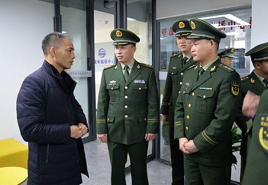 武警咸宁支队深入赤壁市融媒体中心参观学习