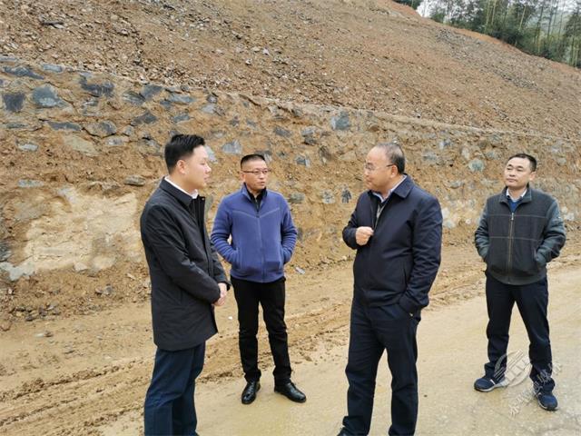 副厅长姜友生来赤壁市调研"四好农村路"提档升级项目新饶线施工现场