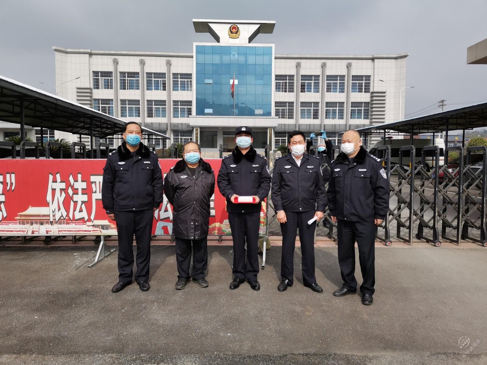 一线写实咸宁市公安局战时送奖到防疫一线