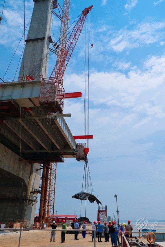赤壁长江公路大桥首台架梁吊机试吊成功