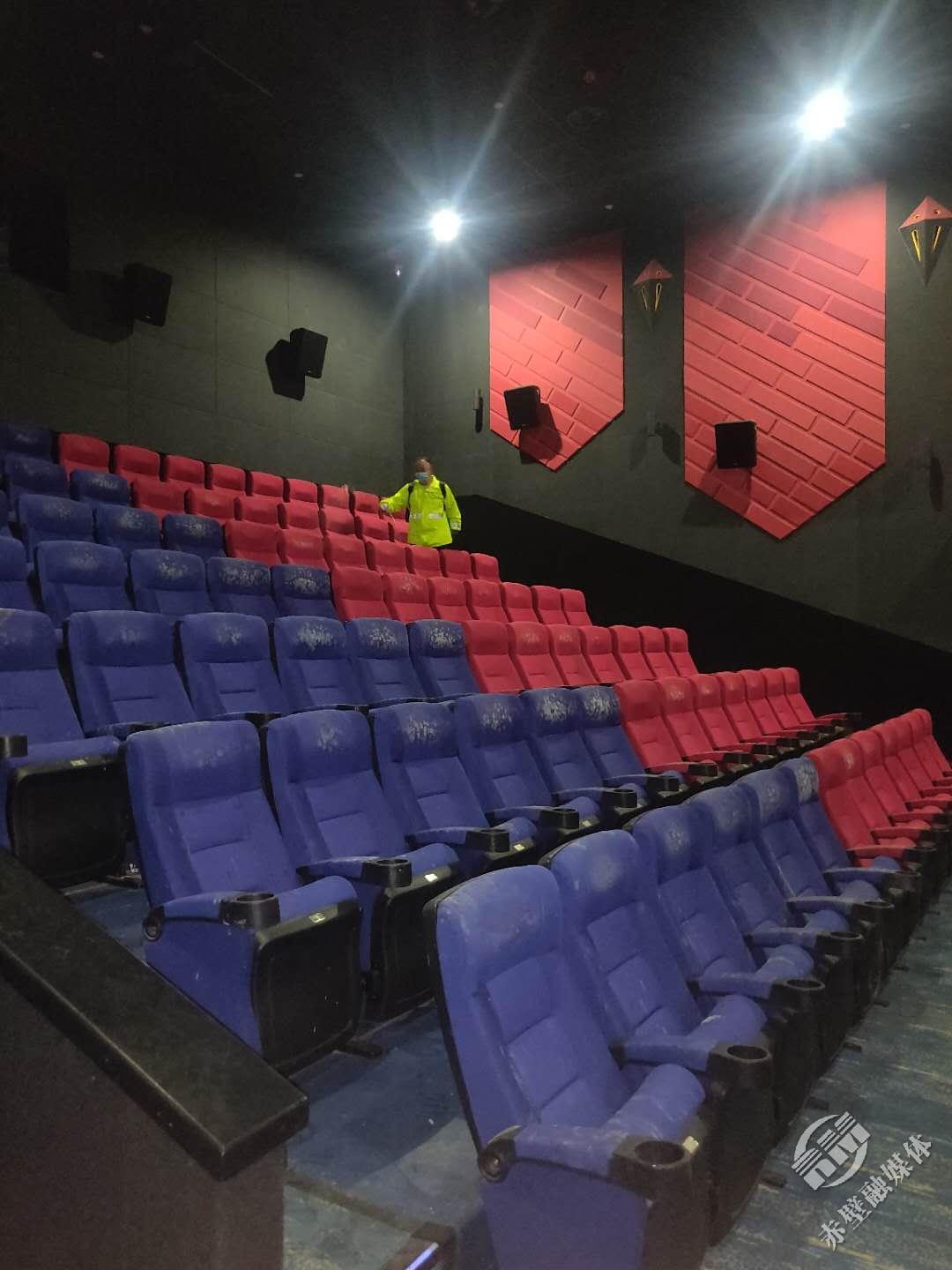 电影院终于yao开门啦第一批光临的客人却不看电影