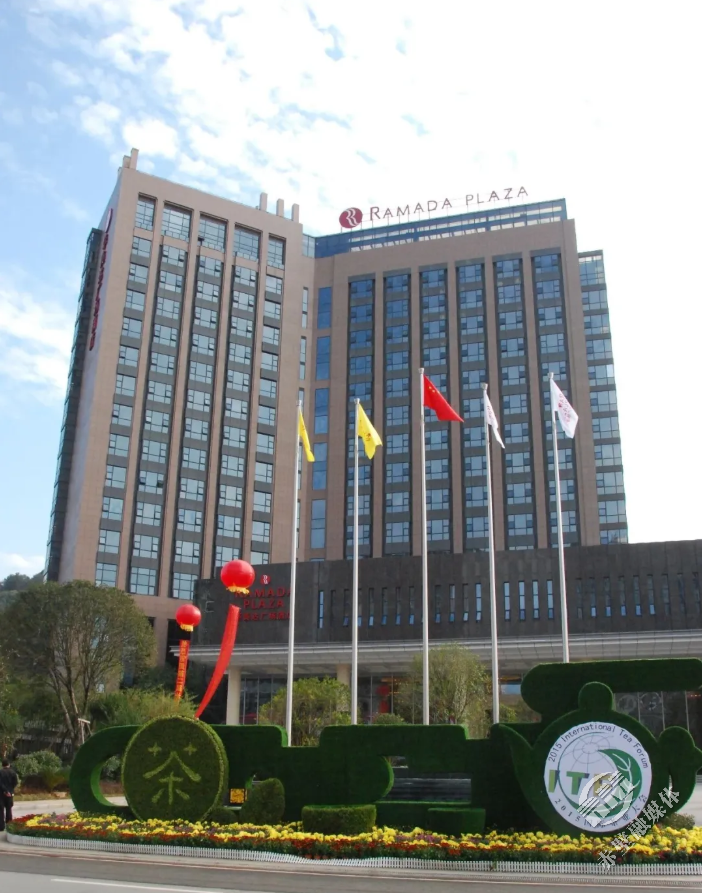 一线有你山河无恙赤壁华美达致敬城市英雄199元特惠房感恩有你