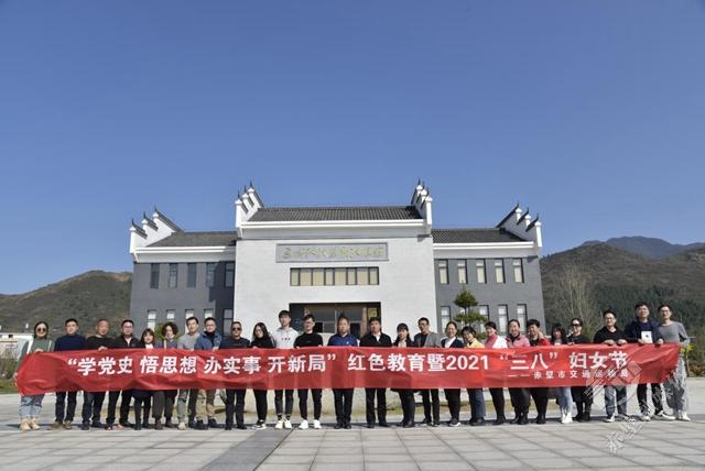 大家一边参观,一边认真聆听讲解员讲解罗荣恒元帅领导通城,崇阳两地