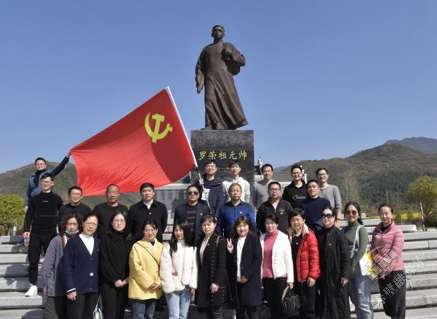 大家一边参观,一边认真聆听讲解员讲解罗荣恒元帅领导通城,崇阳两地