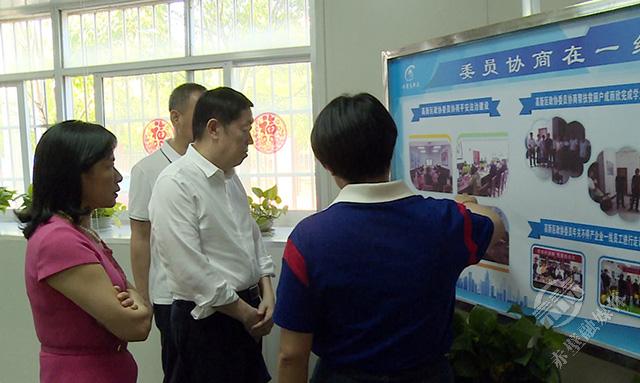 徐仕新一行先后前往赵李桥镇,赤马港街道和赤壁高新区等地,实地查看市