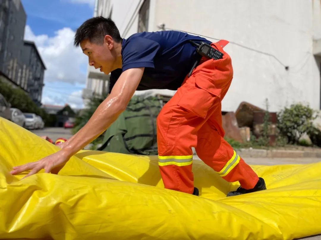 挥汗如雨对消防员而言无汗水 不夏天在高温下战斗,虽会汗流浃背他们