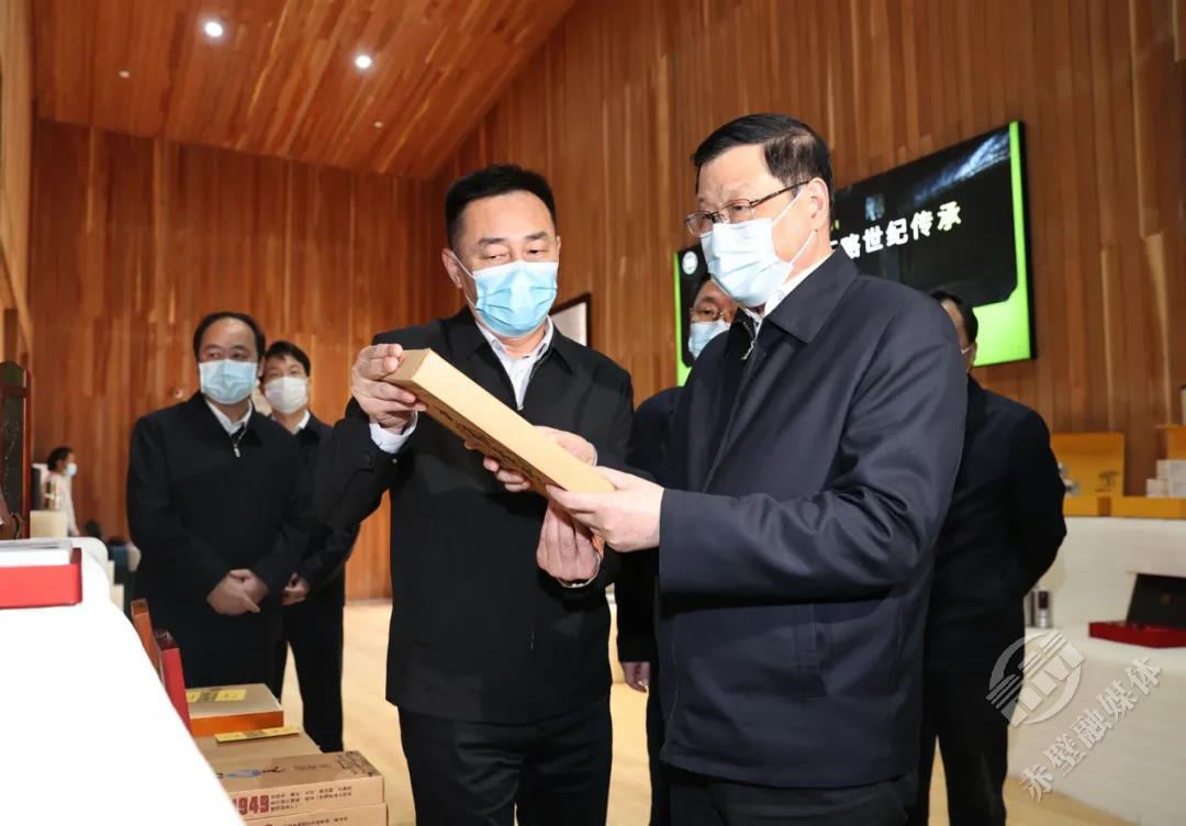 坚持两手抓两手硬夺取双胜利应勇在咸宁调研统筹常态化疫情防控和经济