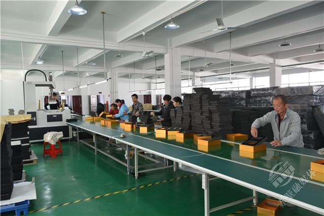 严把生产质量关赤壁包装企业抓紧生产赶订单