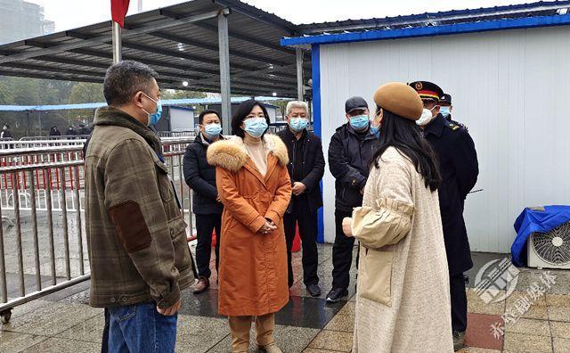 刘珈督导交通服务站点疫情防控工作_云上赤壁