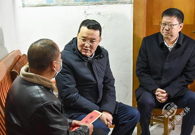 尔肯江吐拉洪来赤壁市走访慰问