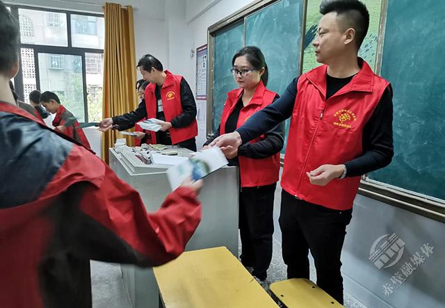 赤壁市实验中学创文明城市建美丽校园