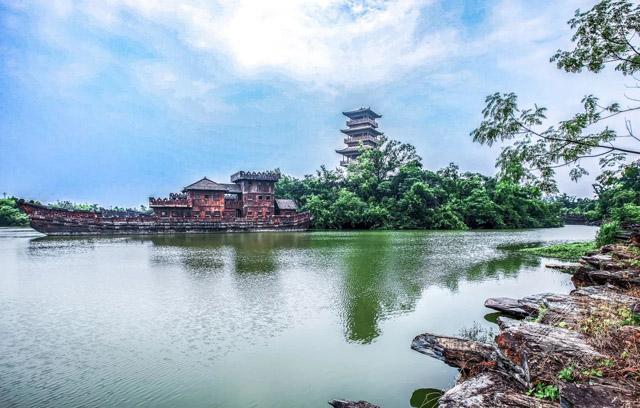 湖北赤壁:蓝天映碧水 景区别样美