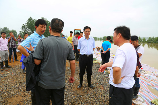 徐长斌到汉北河北堤指挥防汛抗灾工作