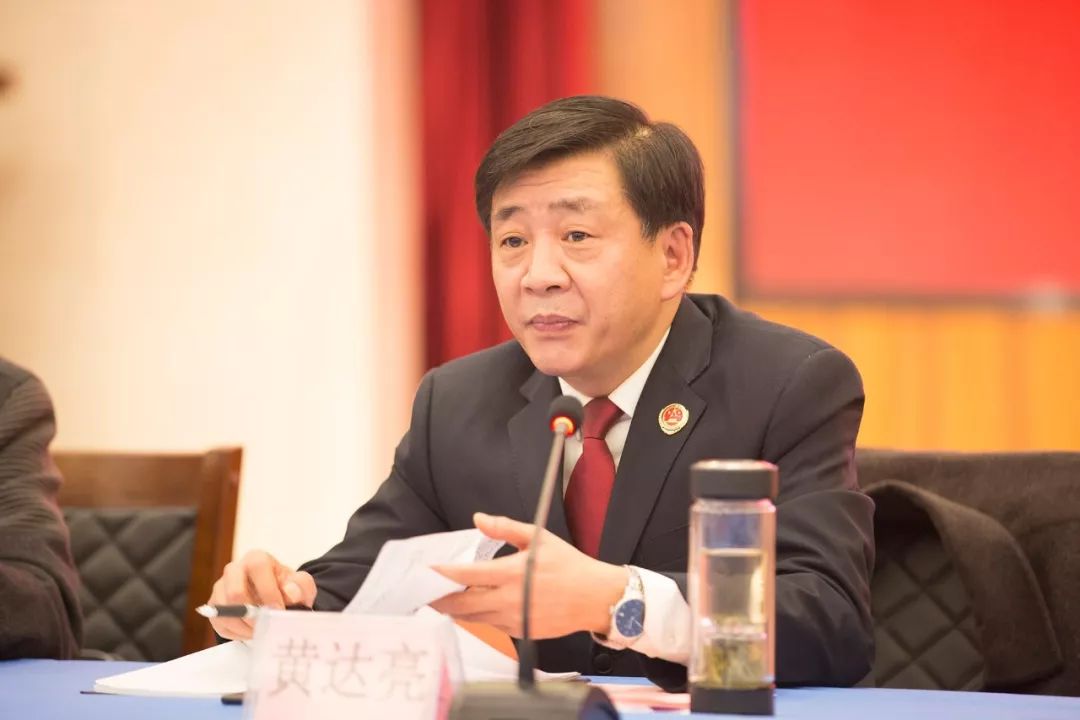 市检察院党组书记,检察长黄达亮认真听取了与会代表提出的意见和建议