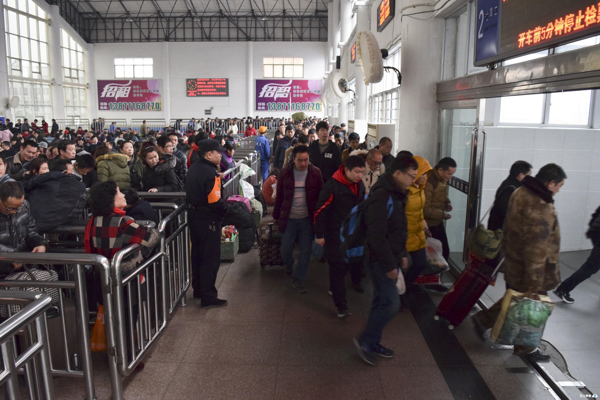 3月1日,孝感火車站候車室內市民拖著行李前往站臺,準備乘坐開往北京西