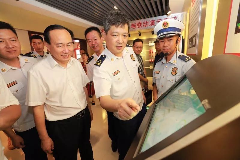 省人大领导到孝感调研, 李文龙跟前来调研的领导讲解教育馆里的消防