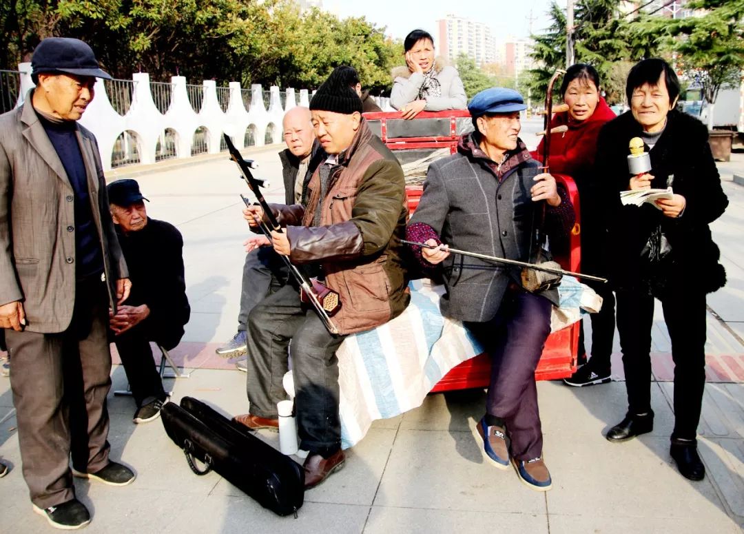孝昌这群快乐老人吹拉弹唱共同演绎夕阳红