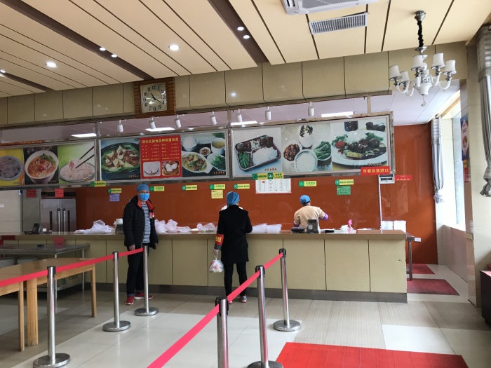 上午十一点,临近午餐时间,记者来到老市委大院机关食堂,陆续过来的