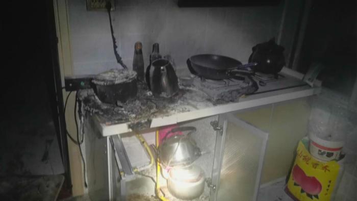 睡前忘关电水壶着火困住两儿童