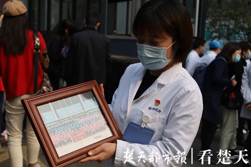 所有医护人员谢谢你们曾为武汉拼过命来源:楚天都市报编辑:汤静审核