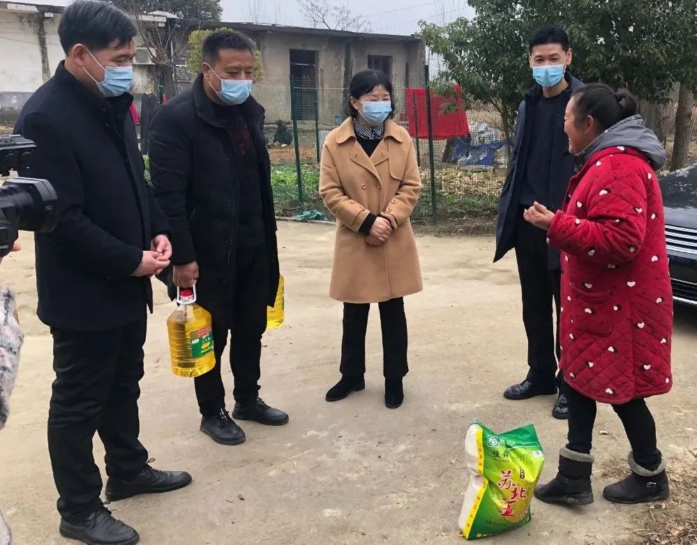 刘爱萍一行还到李店镇紫石社区,两合村和方岗村,走访慰问了困难老党员