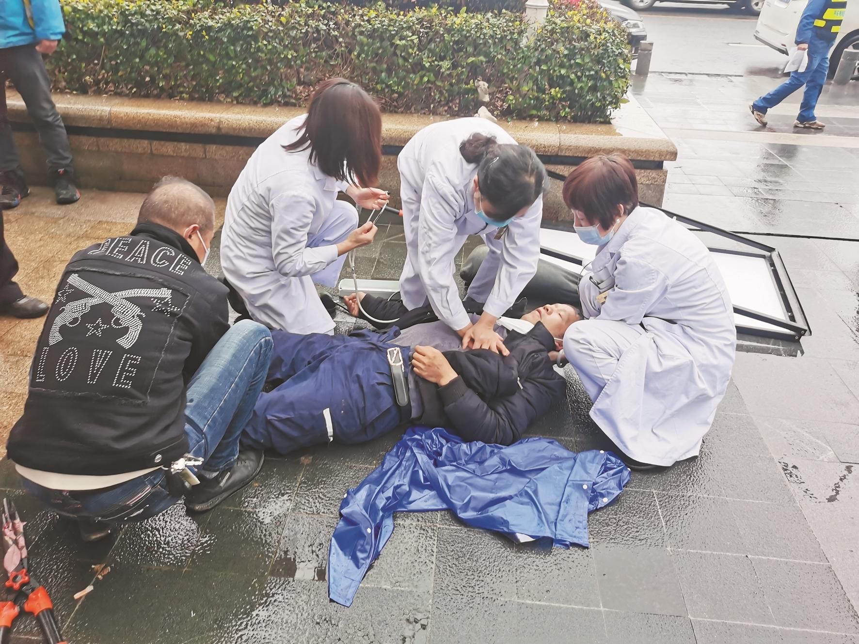 汉口街头紧张感人的一幕七人接力按压抢救昏倒绿化工