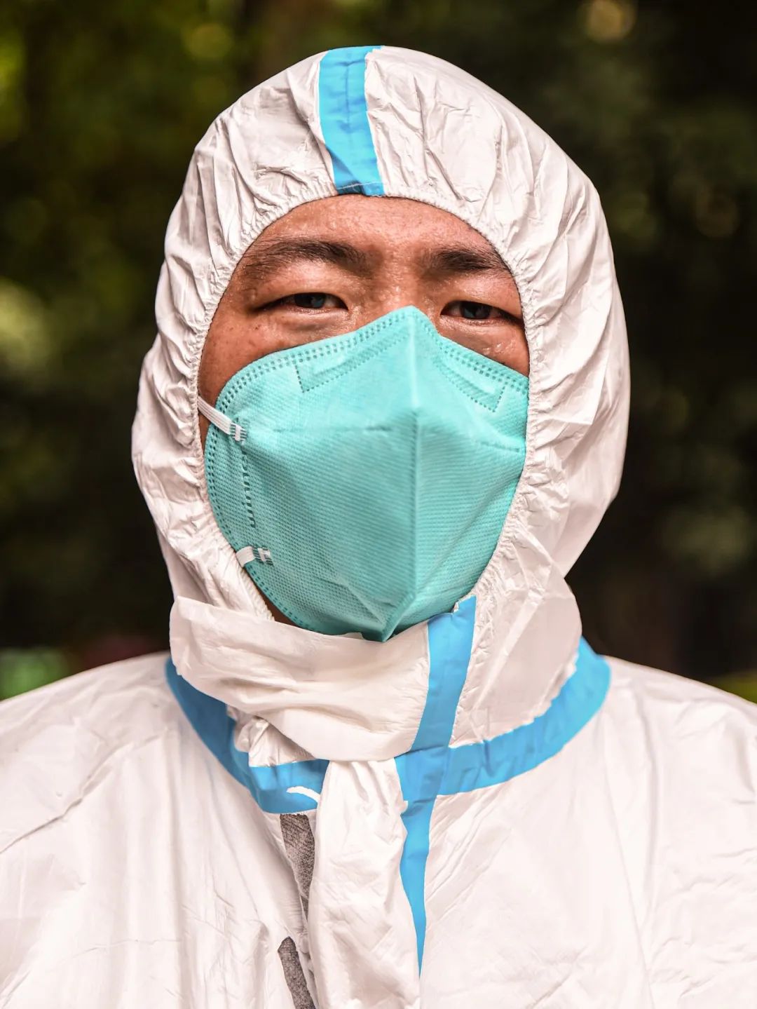 护目镜上满是雾气汗水凝结成一道道顺着护目镜流下来防护服里全是水珠