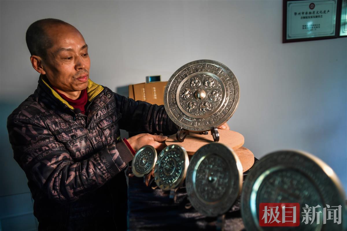铜镜之乡铸镜人