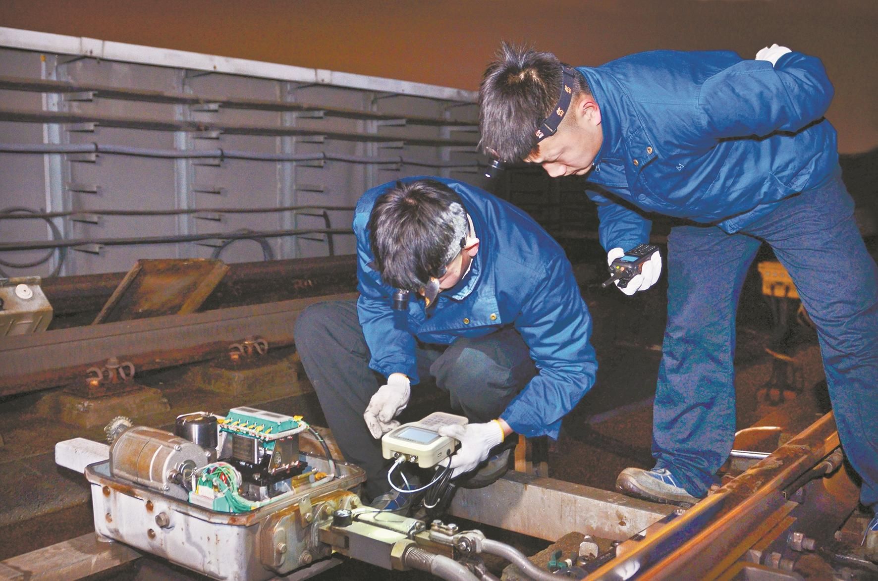 "昨日凌晨3时许,武汉地铁信号检修工在经历3个多小时的深夜作业后完成