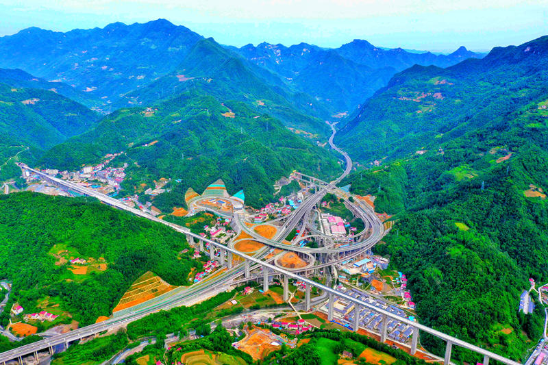 湖北建设交通强国示范区打造新时代祖国立交桥