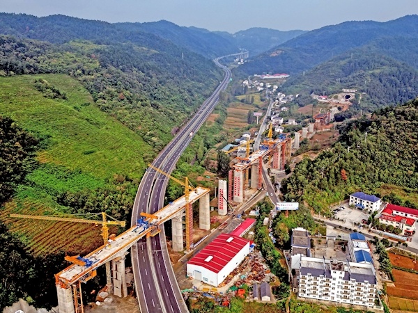 西十高铁湖北段首个连续梁跨过福银高速