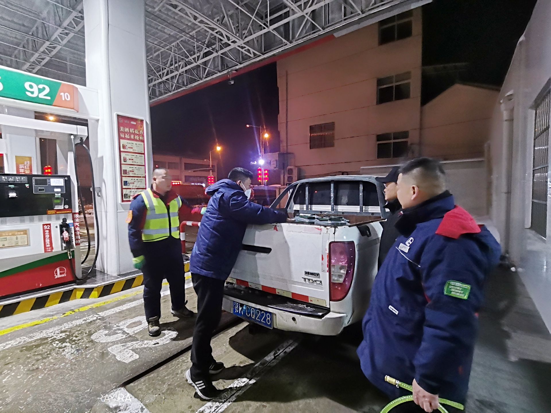 中石化孝感加能站深夜提供油品助力抢通京珠高速路府河大桥段