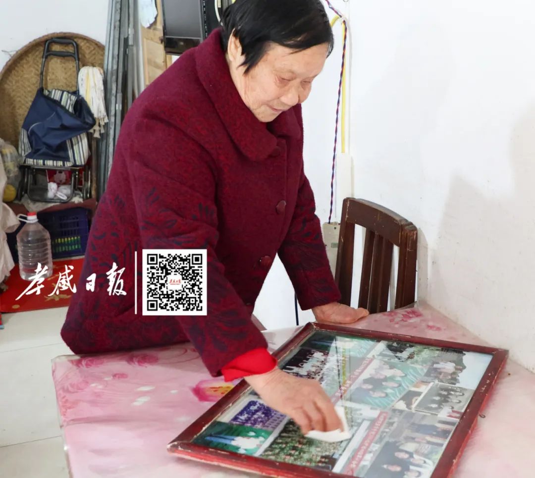 唐贤美轻轻擦拭摆满老照片的相框(5602893)-20250407094210.jpg