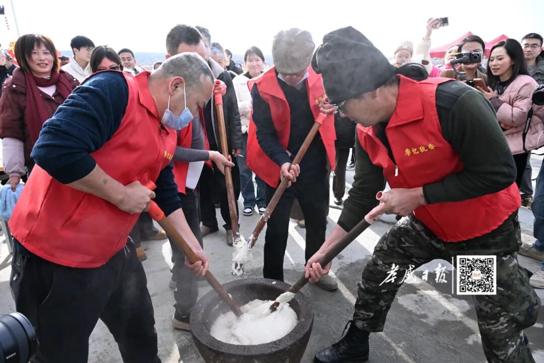 打糍粑让市民感受浓浓的年味。全媒体记者李(7546850)-20260110164410 - 副本.JPG