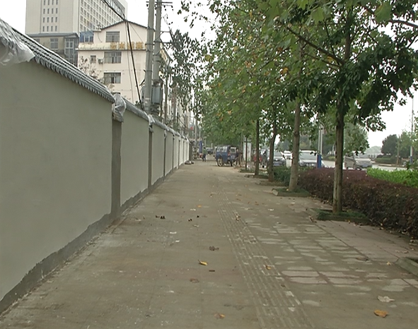 市区五路段围墙变身文化墙