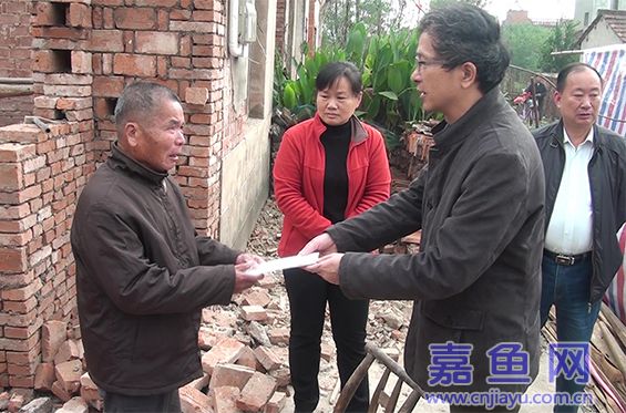 "11月3日,在嘉鱼县簰洲湾镇王家巷村村支书杨振坤的带领下,省检察院