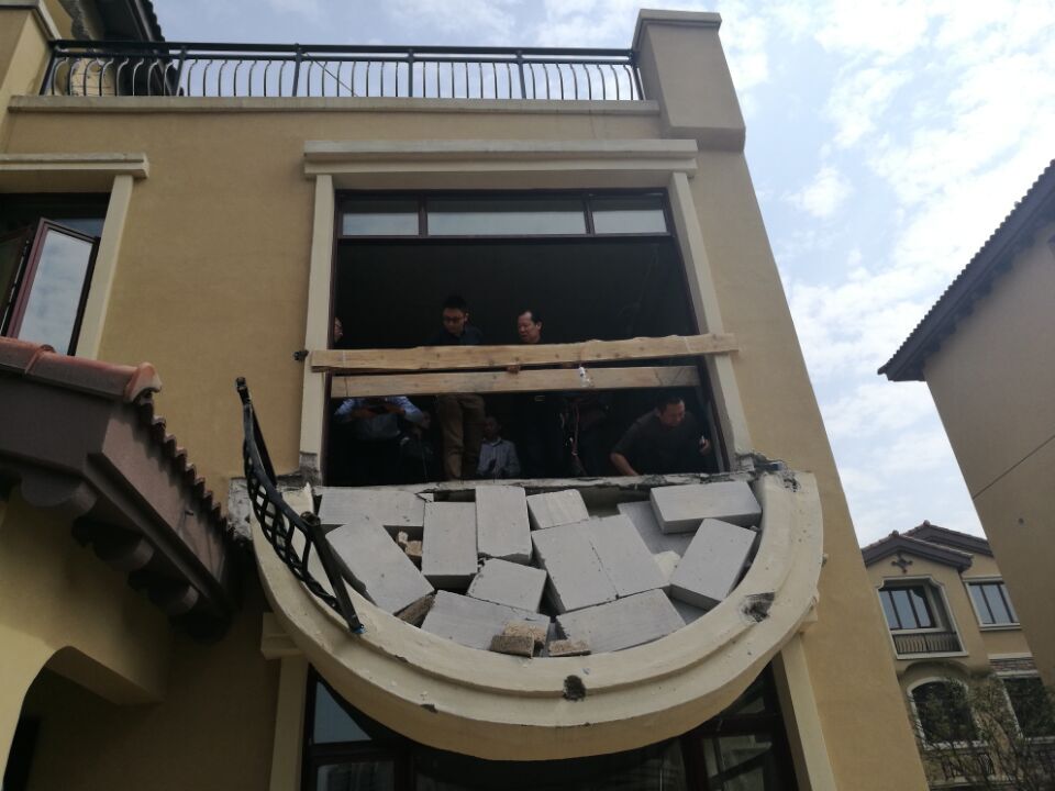 配重墙打了阳台塌了图片