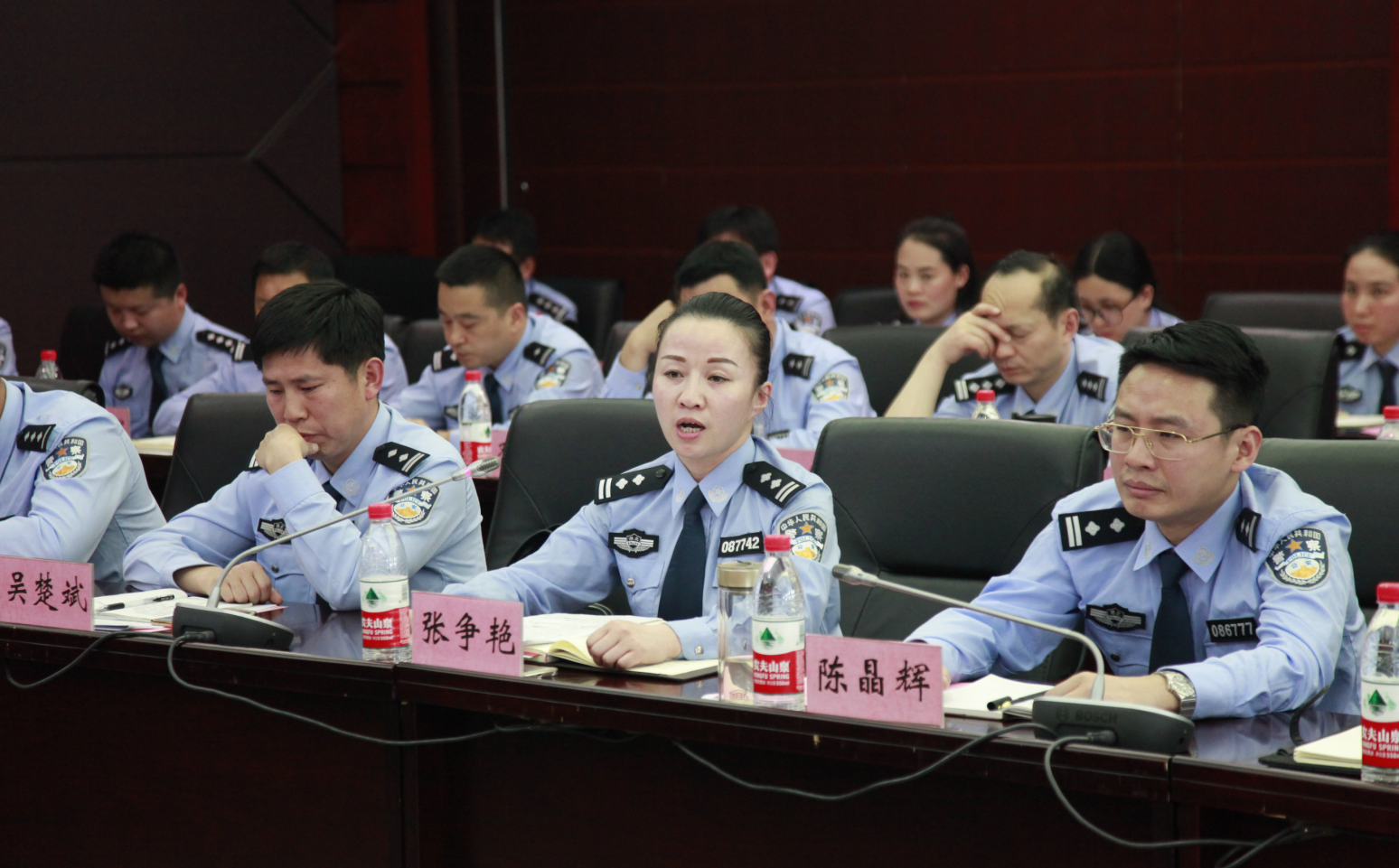 胡甲文寄语青年民警:要有志向 有责任